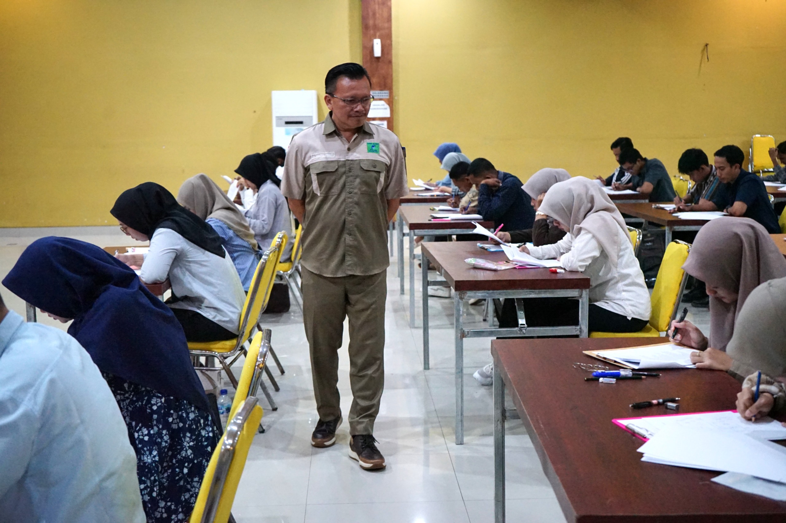 Direktur PDAM Bojonegoro, M. Khairul Anwar, ST., MM., turut mengawasi pelaksanaan seleksi pengadaan pegawai di Hall Suyitno Unigoro, Selasa (14/10/25).