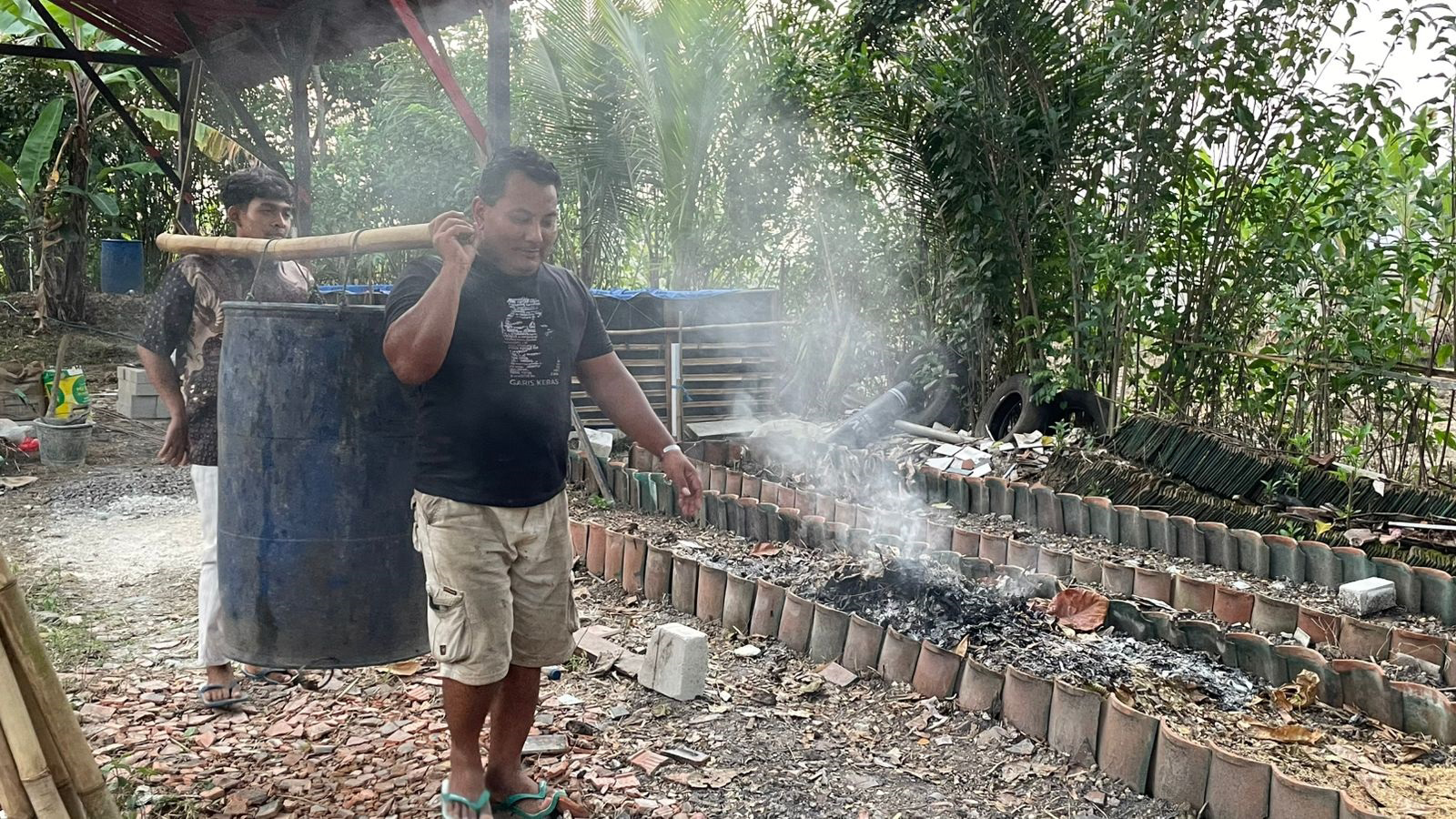 BUTUH PERBAIKAN: Relawan dapur SPPG Klopoduwur sedang membuang limbah MBG ke tempat pembuangan.