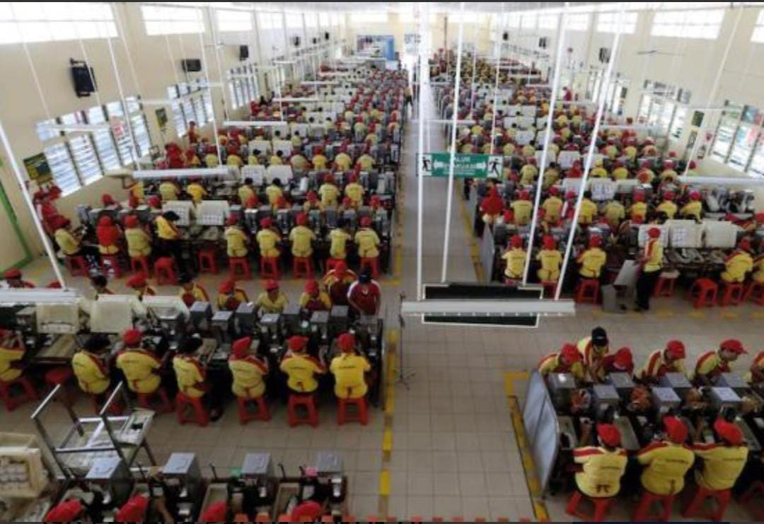 KERJA KERAS: Para pekerja/ buruh pabrik rokok sedang melinting rokok.