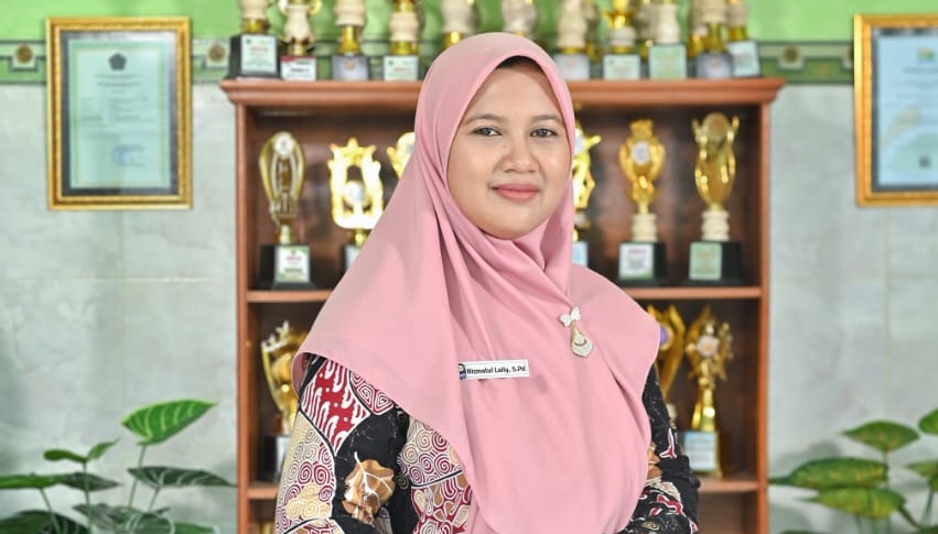 Kepala MI Plus Al Fatimah Bojonegoro, Ustadzah Nizmatul Laily, S.Pd