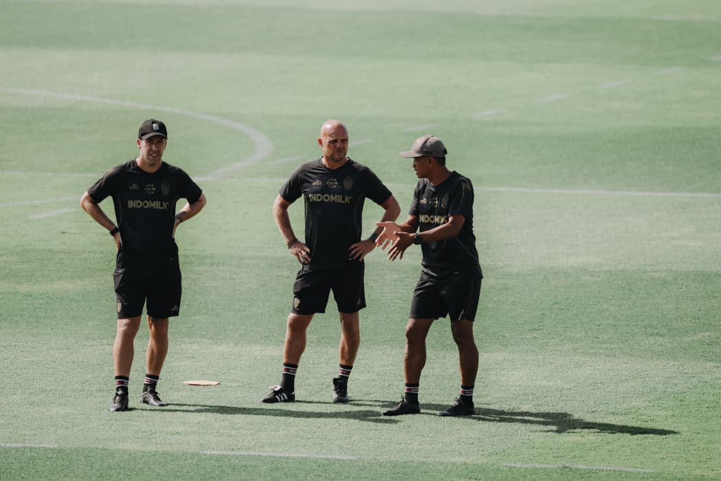 Johnny Jansen (tengah) memimpin sesi latihan Bali United. (Dok. Bali United)