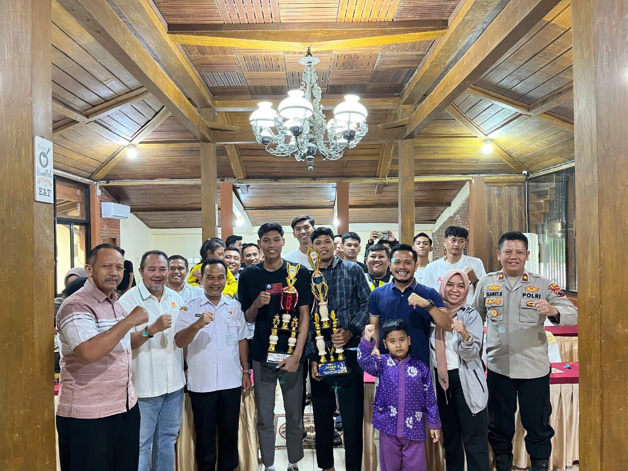 BERI APRESIASI: Wakil Ketua DPRD Kabupaten Blora, Siswanto bersama pemain tim voli Blora yang meraih juara 2 kualifikasi Porprov.