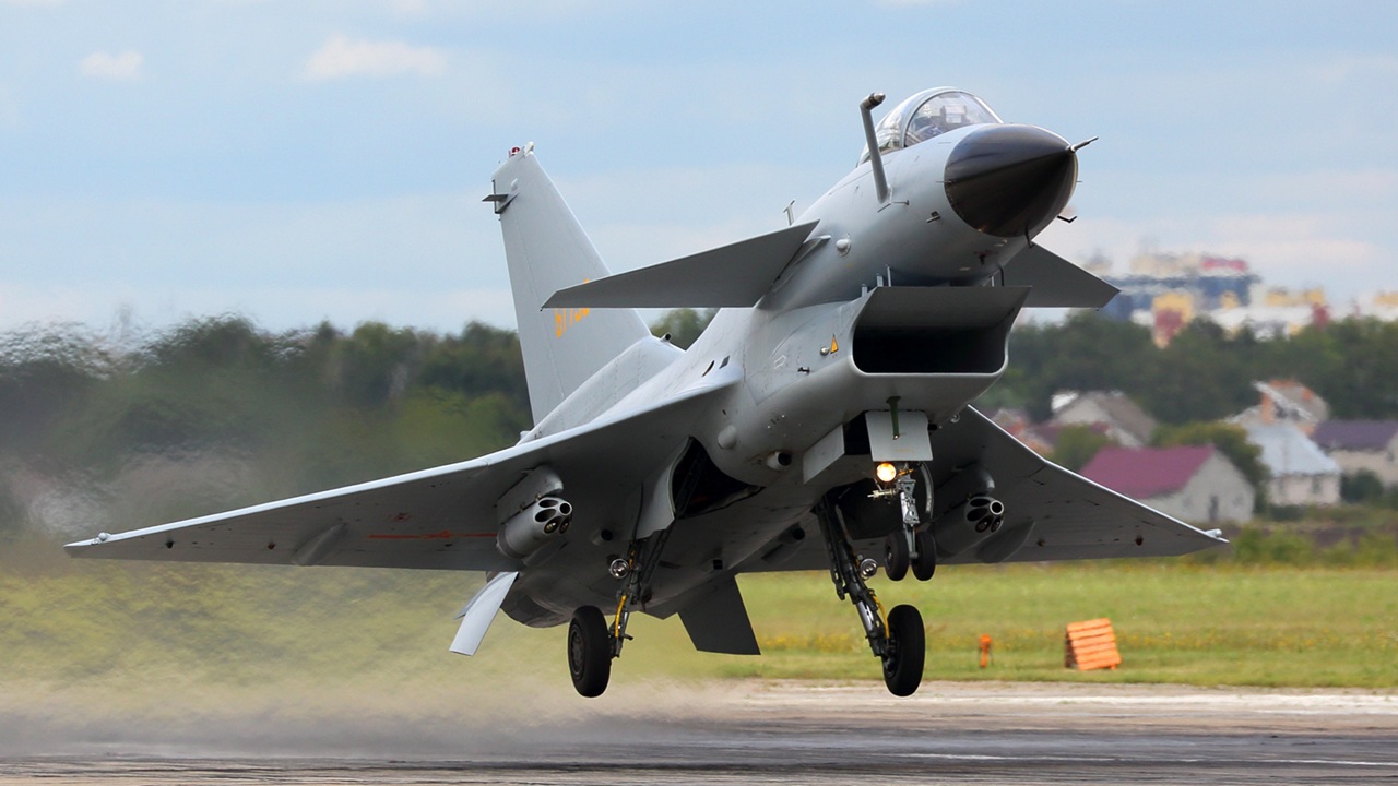 Pesawat Tempur Chengdu J-10 lepas landas. (Dok. National Interest)