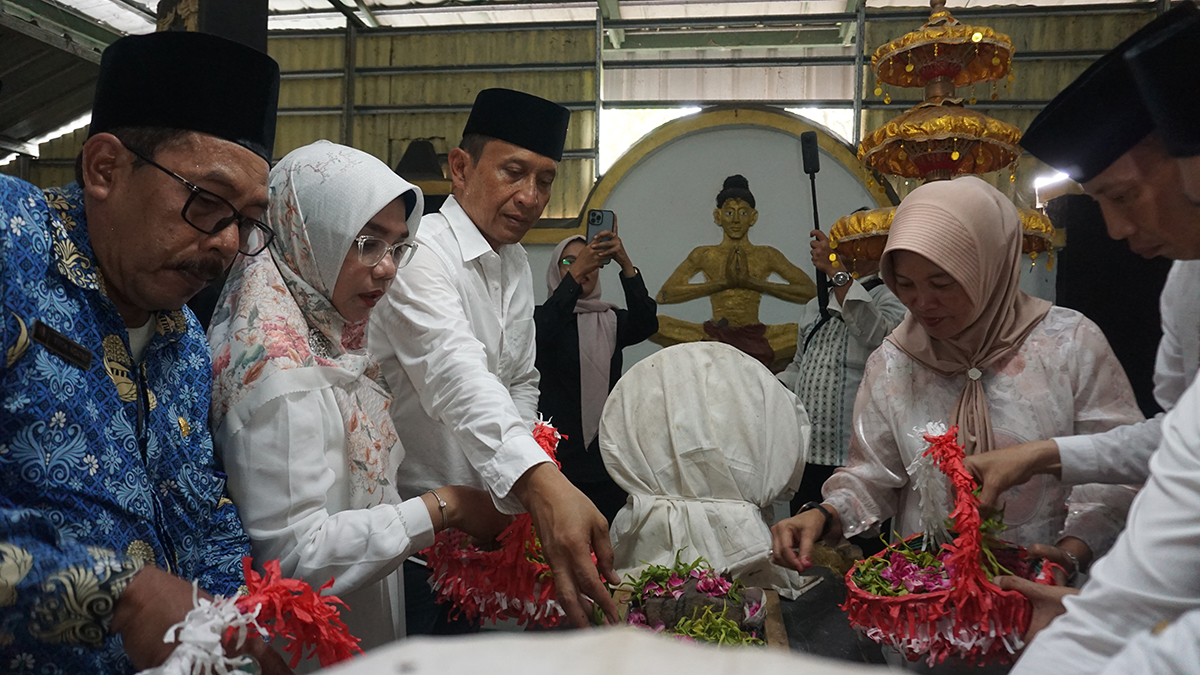 ZIARAH: Momen Bupati Bojonegoro Setyo Wahono dan Wakil Bupati Nurul Azizah beserta rombongan saat ziarah di makam Adipati Joyonegoro turut Desa Mojoranu, Kecamatan Dander kemarin (17/10).