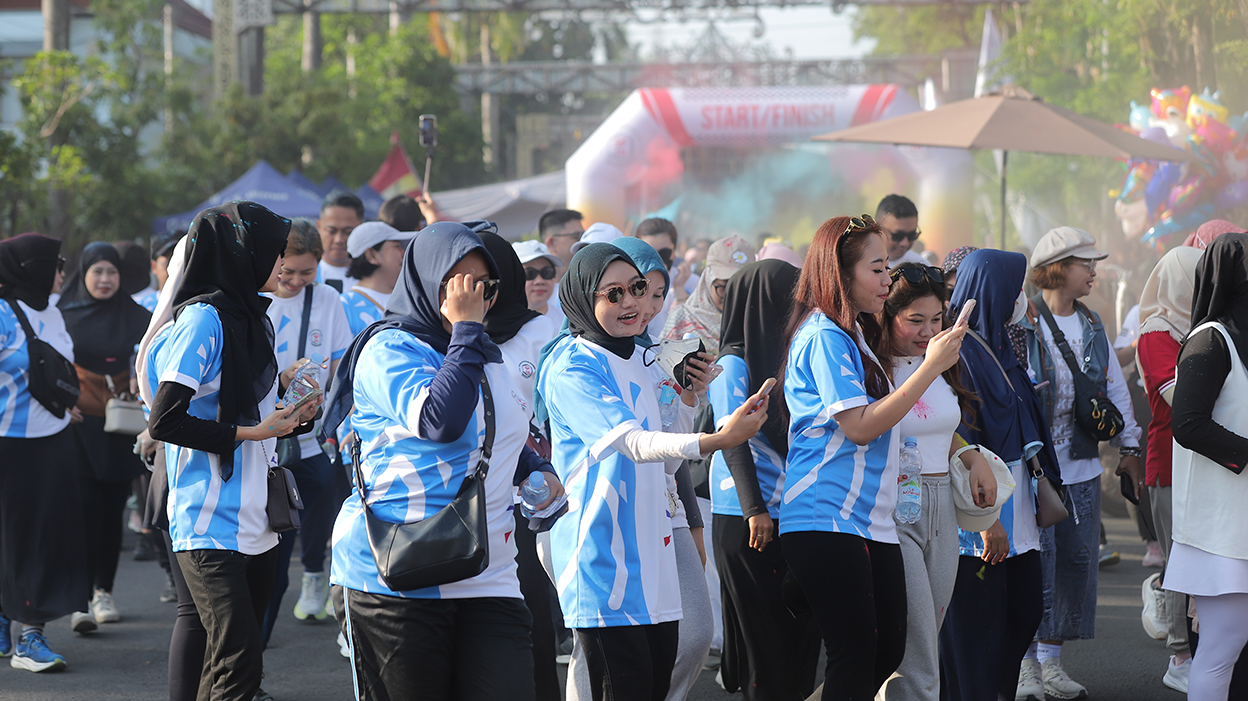 MERIAH: Divisi event Jawa Pos Radar Bojonegoro saat meng-organize event Ikatan Apoteker Indonesia (IAI) Bojonegoro berjudul Apothoecolor Walk Bojonegoro 2025 pada 28 September 2025.
