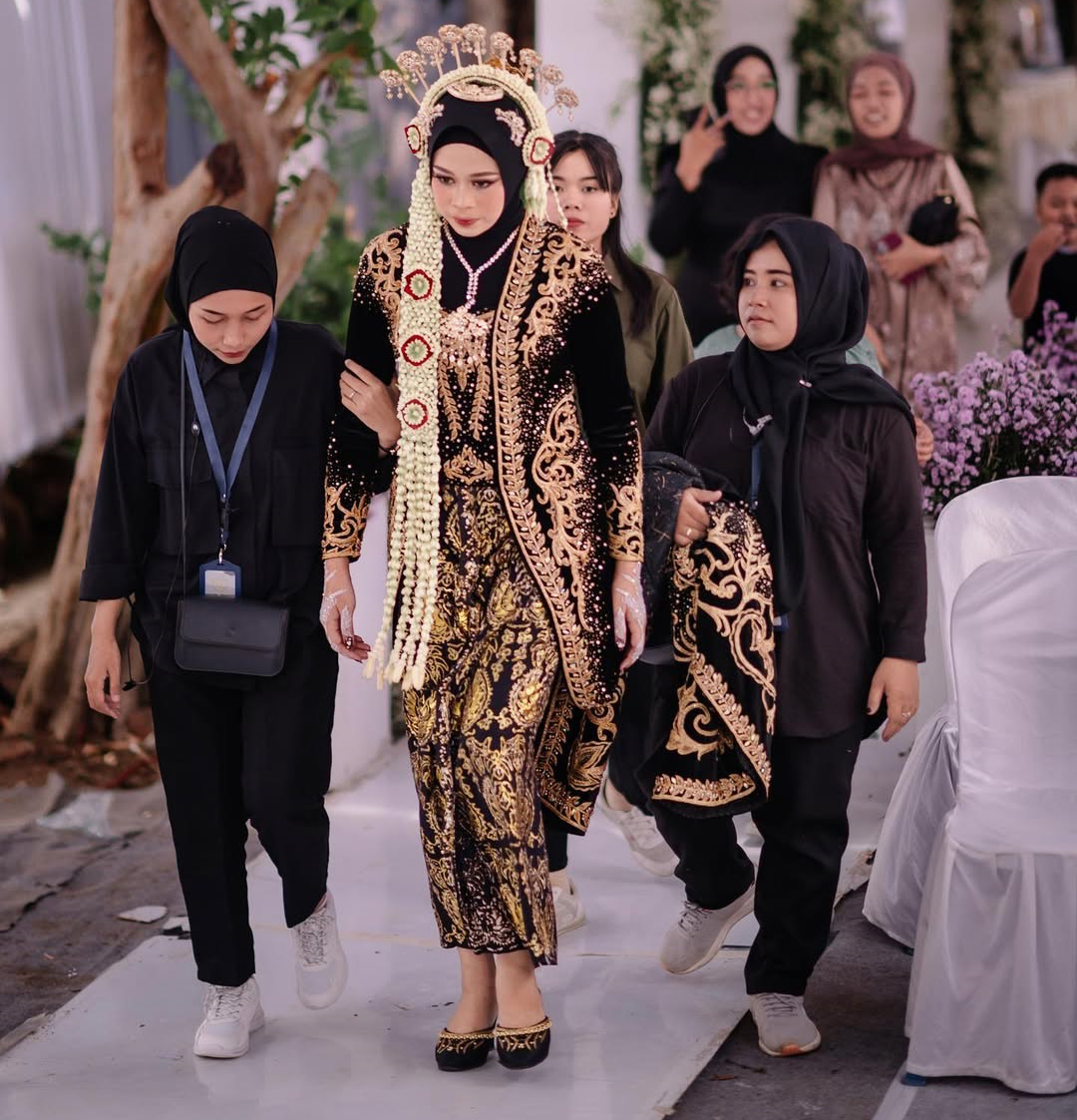 JASA WO: Tim wedding organizer (WO) mendampingi mempelai perempuan hendak menjalani prosesi temu manten.