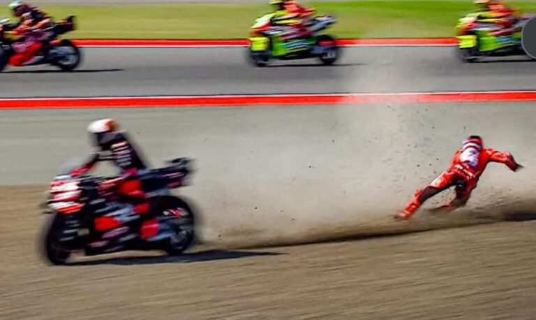 Tangkapan layar saat Marc Marquez dan Marco Bezzecchi saling bersenggolan di GP Indonesia (5/10)