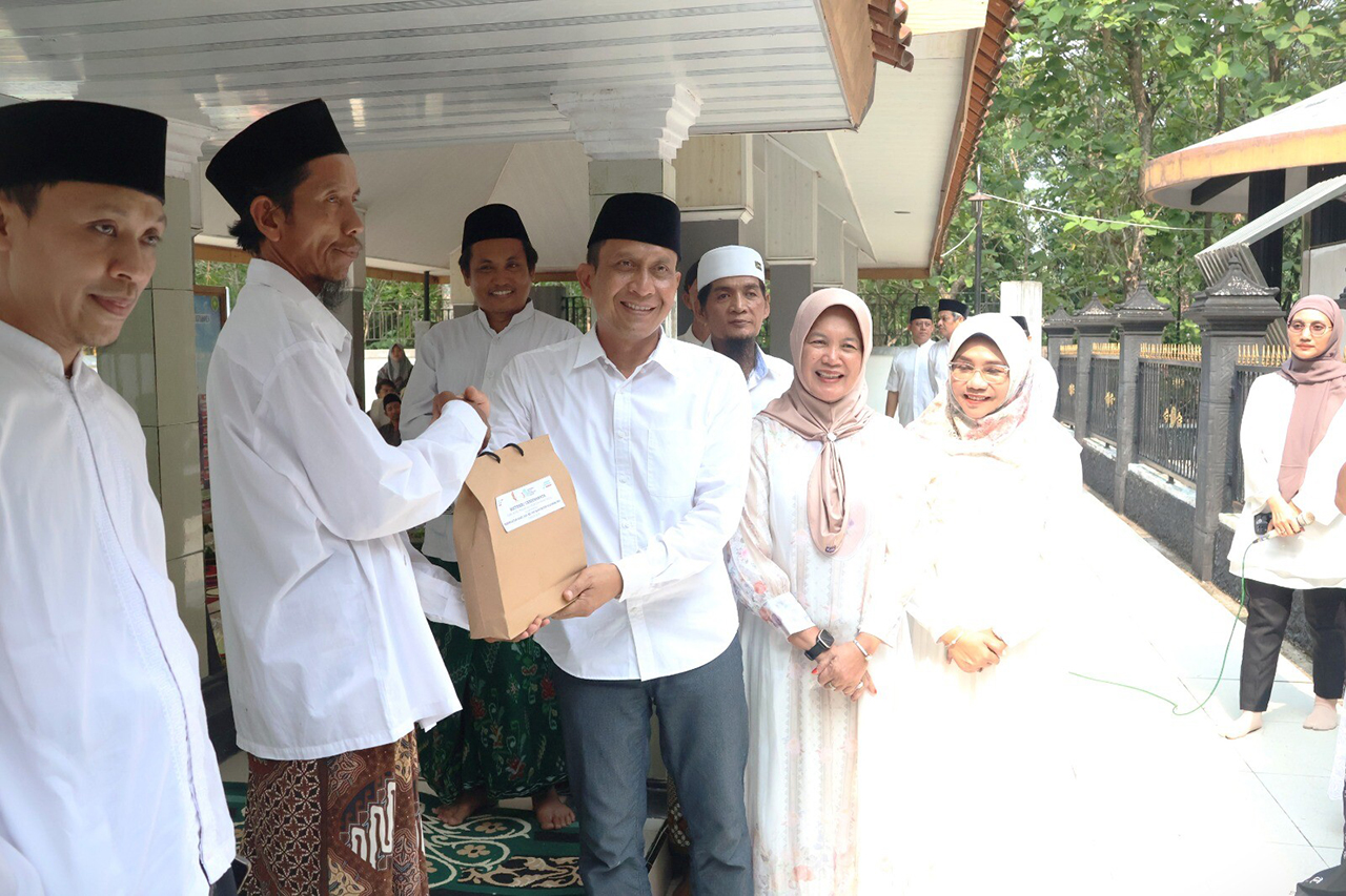 Bupati Bojonegoro Setyo Wahono dan jajaran petinggi Pemkab Bojonegoro menyerahkan secara simbolis bantuan kepada keluarga penerima manfaat di sekitar Makam Kanjeng Sumantri, Kelurahan Mojokampung