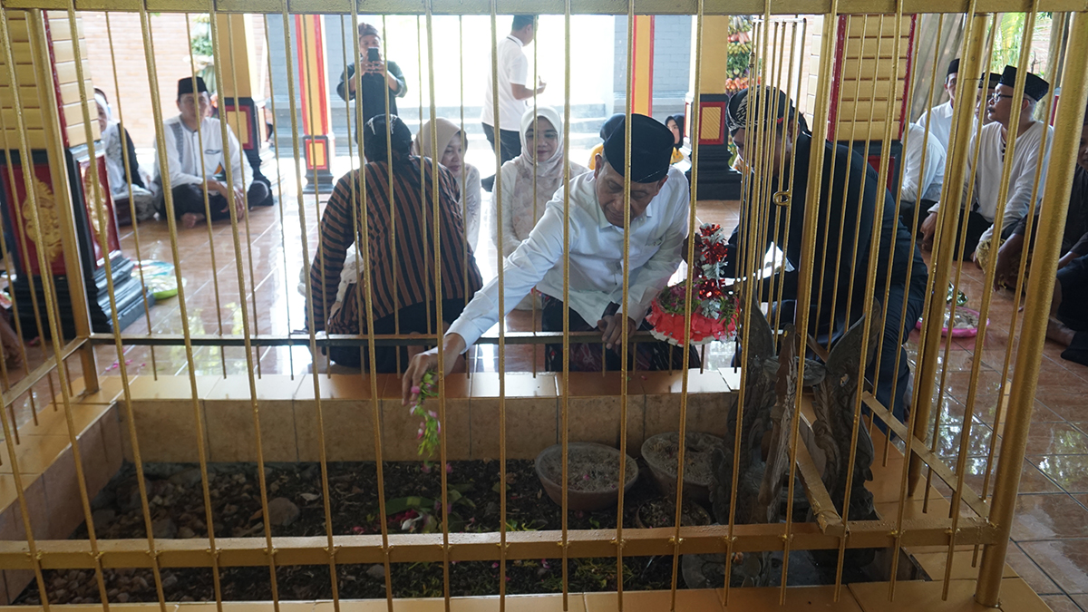 Bupati Bojonegoro Setyo Wahono melakukan nyekar saat ziarah di Petilasan Prabu angling Dharma pada Sabtu siang (18/10)