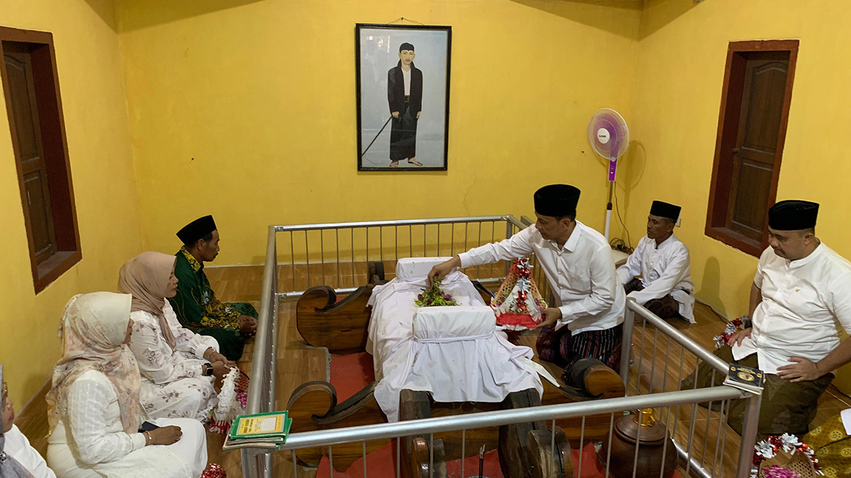 MENELADANI JASA LELUHUR: Bupati Setyo Wahono menaburkan bunga saat ziarah leluhur Bojonegoro, untuk meneladani jasa-jasanya dengan semangat membangun Bojonegoro Bahagia, Makmur, dan Membanggakan.
