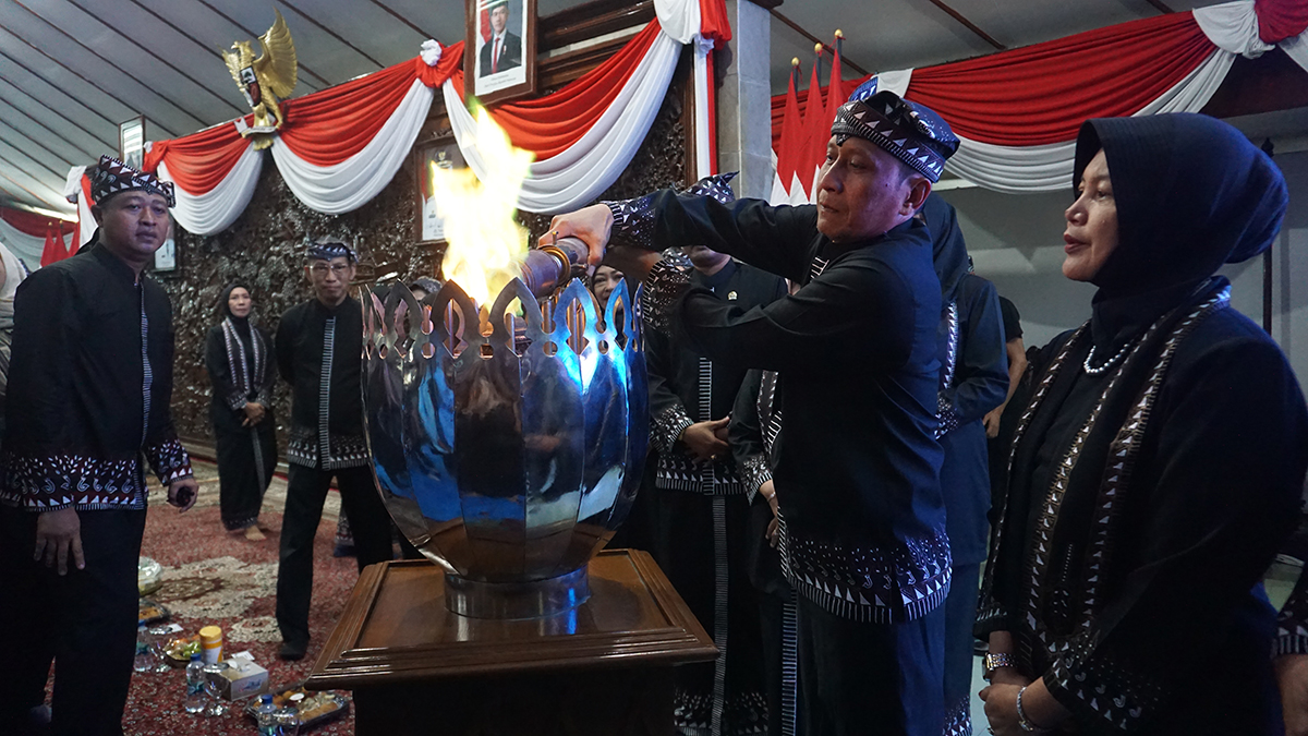Bupati Bojonegoro, Setyo Wahono menyalurkan api abadi dari Kahyangan Api ke dalam kaldera besi milik Pemerintah Bojonegoro untuk memeringati Hari Jadi Bojonegoro ke-348 pada Minggu malam (19/10).
