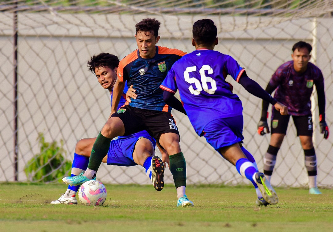 UJI COBA: Persibo menang dengan skor 2-0 lawan Persika Karanganyar di Mini Stadium Desa/Kecamatan Gayam, Sabtu (18/10).