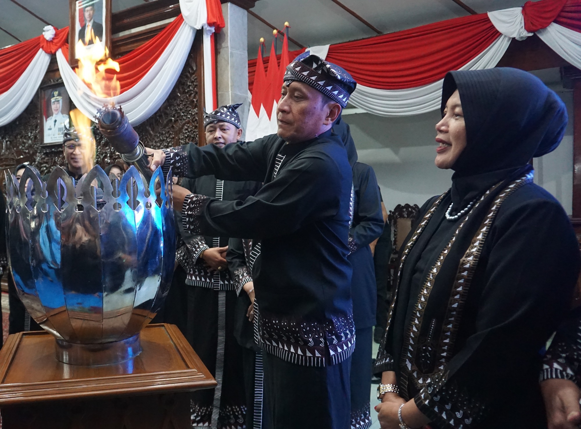 MEMBARA: Bupati Setyo Wahono didampingi Wabup Nurul Azizah menyemayamkan api abadi dari kayangan api yang terus membara, simbol semangat untuk terus bersinergi untuk Bojonegoro Mandiri di peringatan