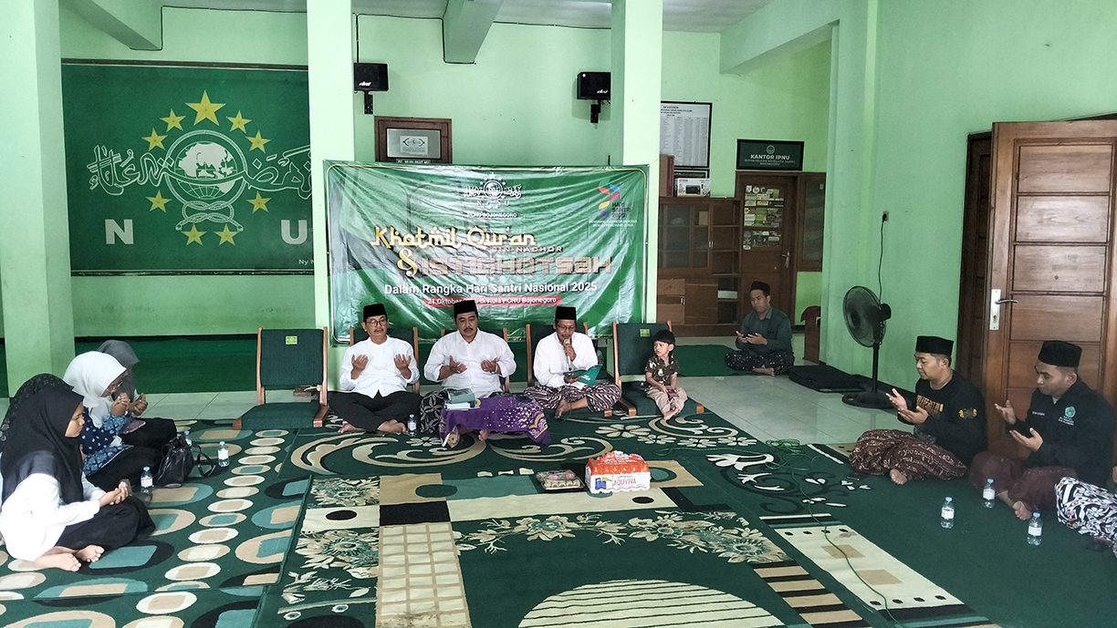 KHATAMAN ALQURAN: Kiai dan santri sedang khataman alquran di kantor PCNU Bojonegoro salah satu rangkaian dalam peringatan HSN 2025.