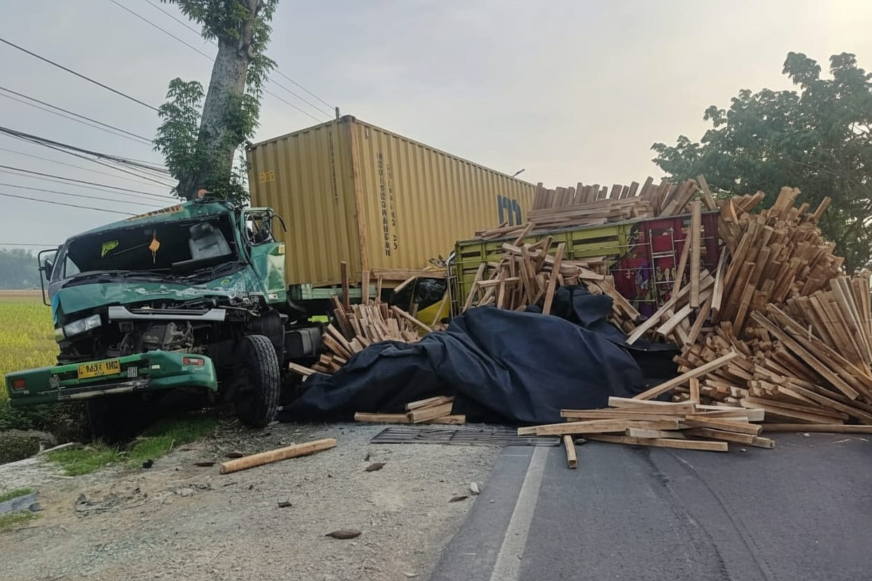 RINGSEK:  Dua truk terlibat laka di Jalan Bojonegoro&ndash;Padangan, turut Kecamatan Gayam, Selasa (21/10) pagi, membuat muatan berserakan.