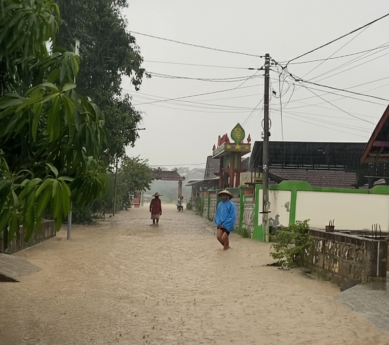 LANGGANAN BANJIR: Hujan deras yang mengguyur pada Selasa (21/10), kembali merendam permukiman warga di Desa/Kecamatan Gondang.