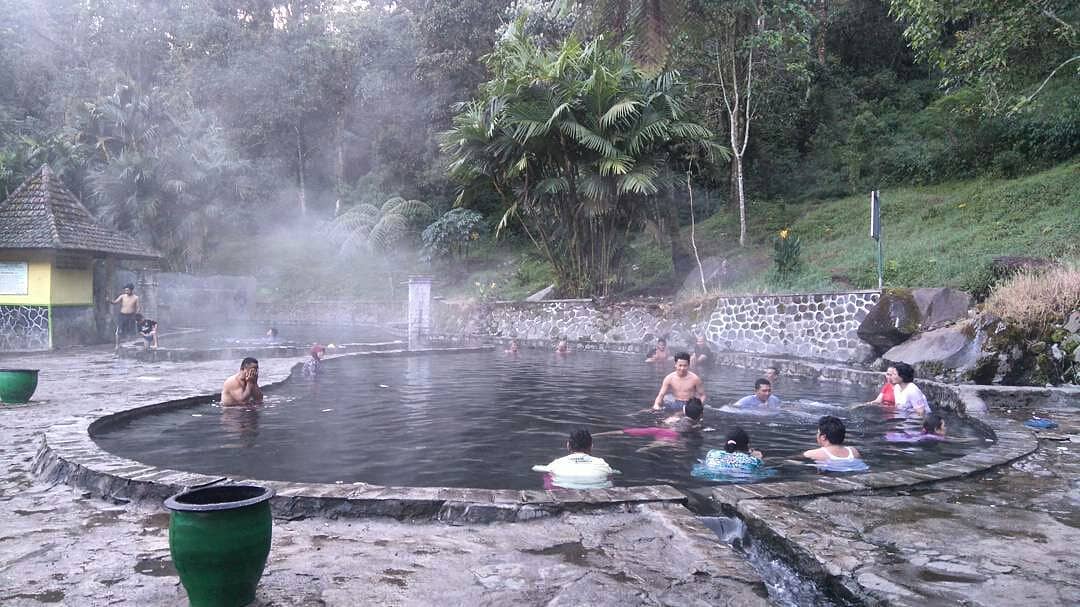 BERENDAM: Cocok saat musim hujan, berendam di pemandian air panas Cangar, Malang.