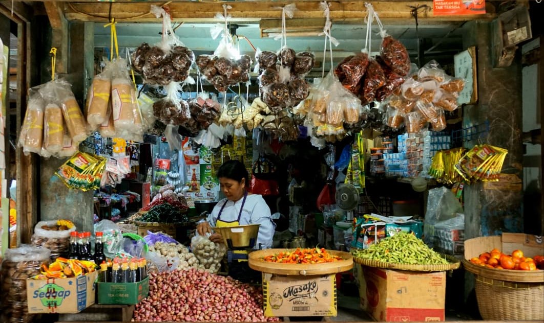 Potret toko kelontong di pasar tradisional.