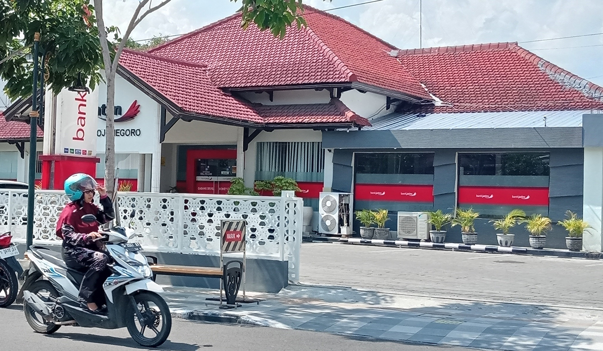 TEMPAT PENYIMPANAN APBD: Pemkab Bojonegoro menyimpan uang endapan APBD di Bank Jatim. Pimpinan Cabang Bank Jatim Bojonegoro masih tertutup, belum bisa dikonfirmasi dengan alasan masih survei.