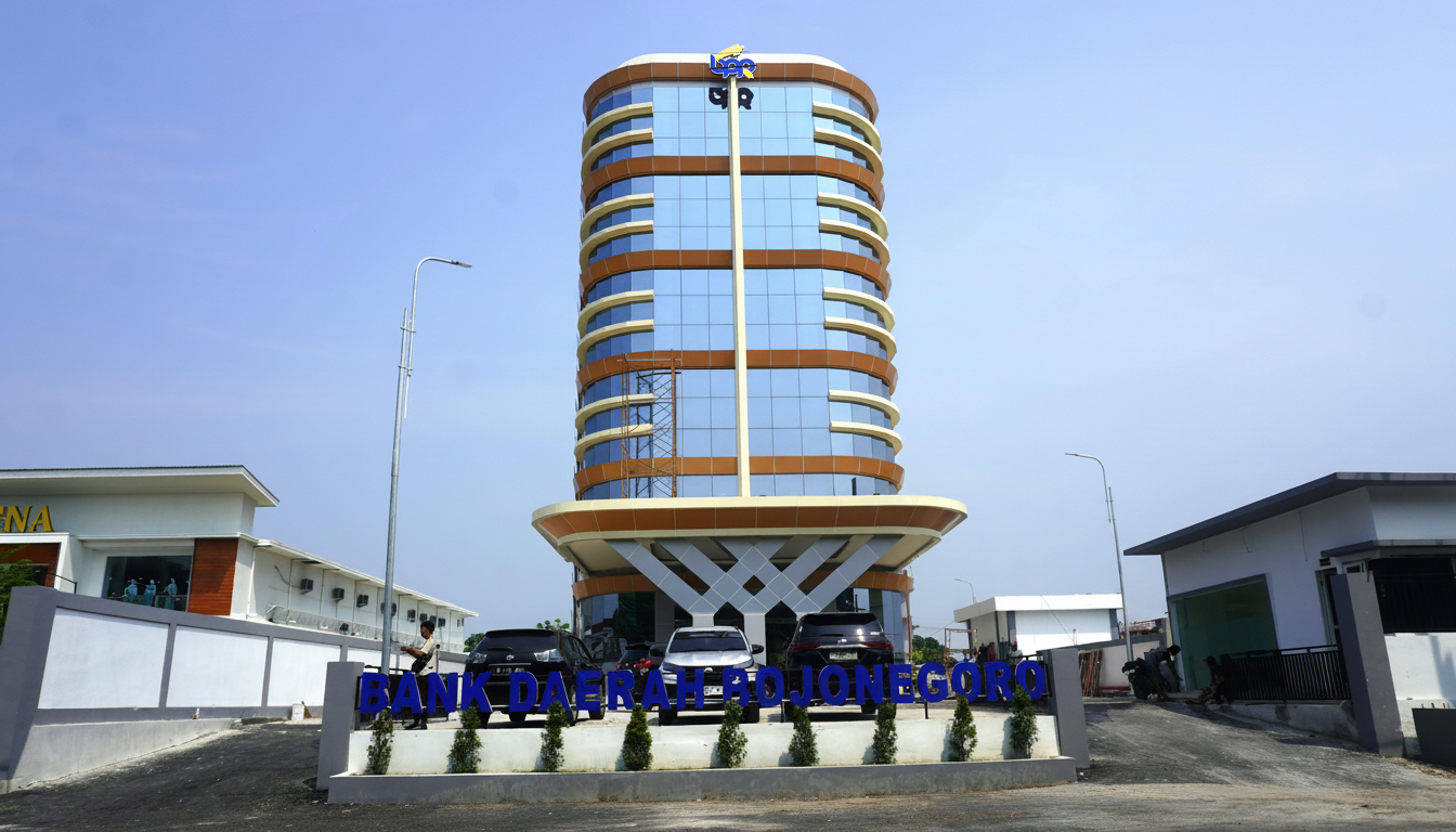 KANTOR BARU: Kantor baru PT BPR Bank Daerah  Bojonegoro terdiri dari enam lantai, dibangun sejak 24 November 2024, dan akan resmikan hari ini (23/10)
