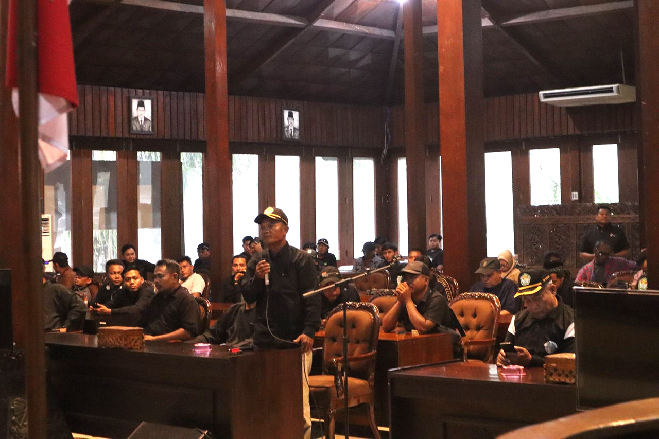 SAMPAIKAN KELUHAN: Petani tebu menyampaikan keluh kesah kepada anggota DPRD Blora.