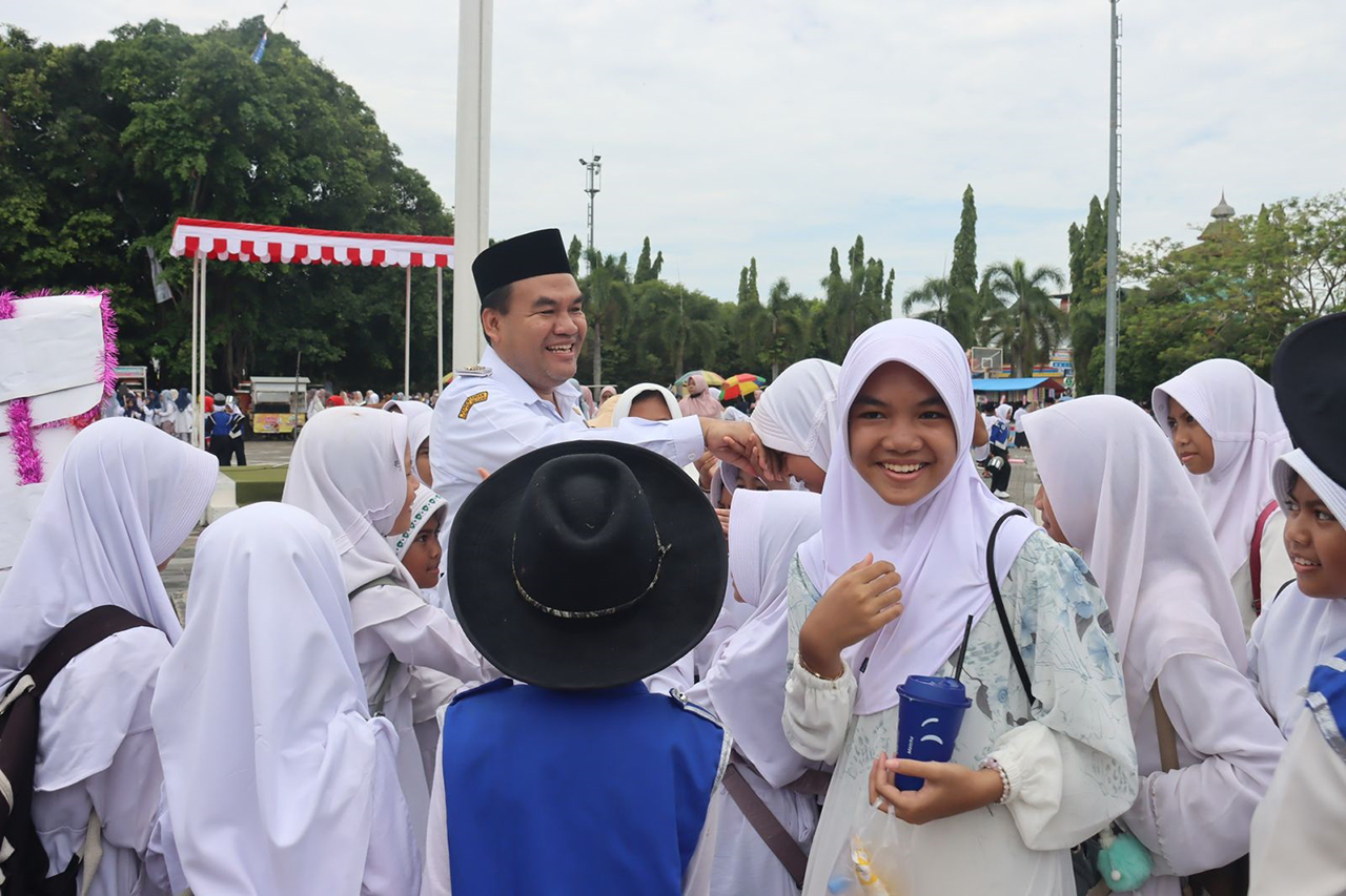 BERI SEMANGAT: Bupati Blora, Arief Rohman saat bersama para santri yang memperingati HSN 2025.