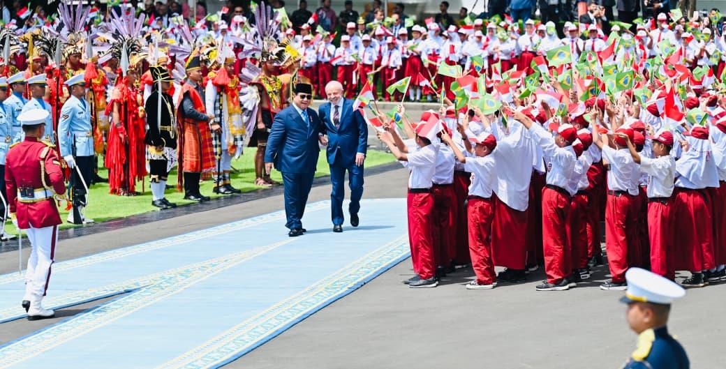 Presiden RI Prabowo Subianto dan Presiden Brazil Liuz Inacio Lula da Silva disambut oleh ratusan siswa sekolah sebelum memasuki Istana Merdeka pada Kamis (23/10)