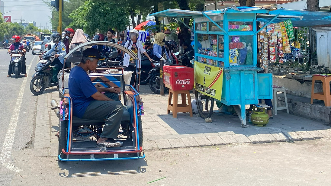 MASIH BERTAHAN: Salah satu becak yang masih bertahan di skeitar Stasiun Bojonegoro. Persaingan transportasi semakin ketat, membuat becak terancam ditinggalkan pelanggan.