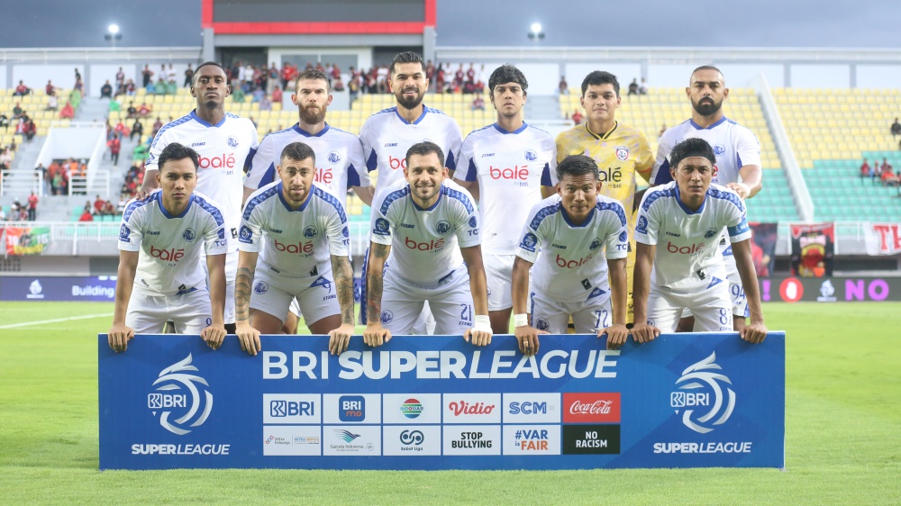 Skuad Arema FC dengan seragam putih.