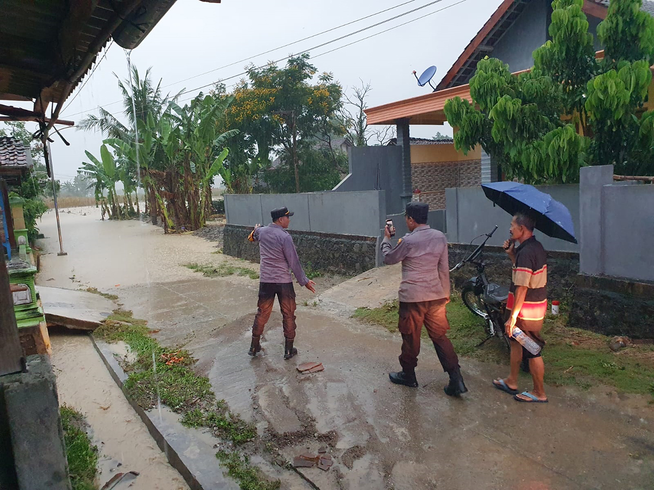 BANJIR LUAPAN: Jalan lingkungan di Desa/Kecamatan Gondang terendam banjir luapan sungai desa setempat pada Selasa lalu (21/10).