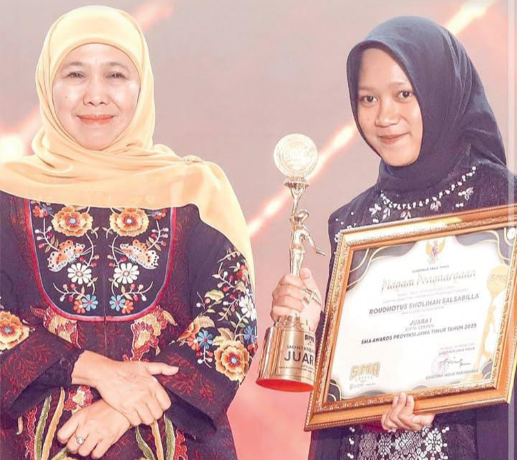 BANGGA: Gubernur Jawa Timur Khofifah Indar Parawansa menyerahkan trofi dan piagam Juara 1 Cipta Cerpen SMA Awards 2025 kepada Roudhotus Sholihah Salsabila, Kamis (23/10).