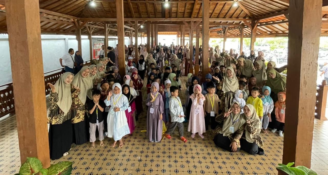 Ratusan peserta saat melakukan sesi foto bersama usai melaksanakan seleksi penerimaan&nbsp;santri&nbsp;baru.