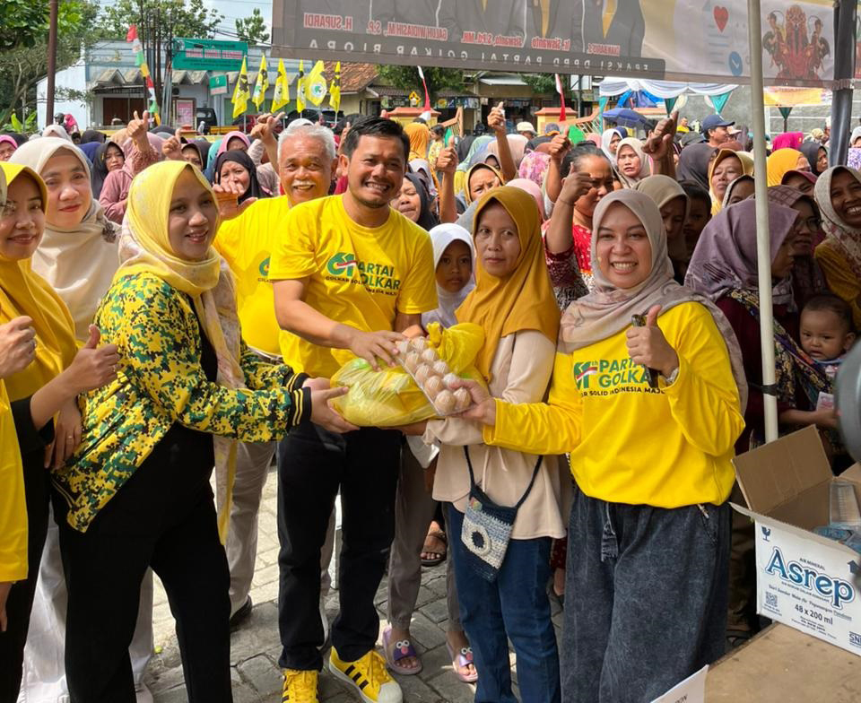 PEDULI: Peringatan HUT ke-61 Partai Golkar di Blora berlangsung meriah dengan menggelar&nbsp;pasar&nbsp;murah.