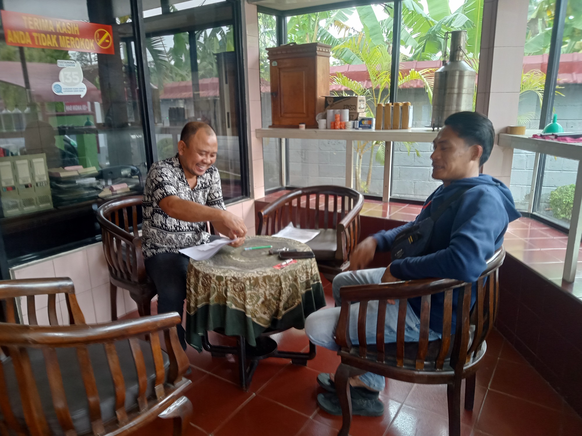 MENGADU: Warga Bojonegoro membuat laporan resmi tentang Pertalite yang menyebabkan motornya mogok.