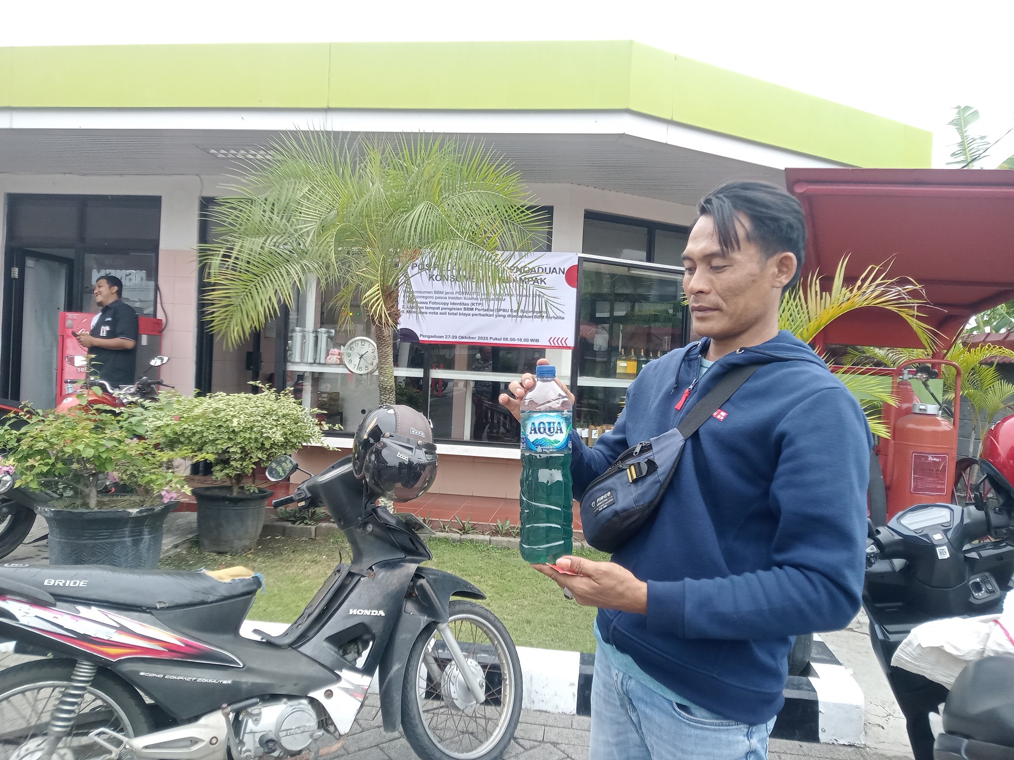 PENGADUAN: Salah satu pengendara motor yang mogok usai mengisi Pertalite.