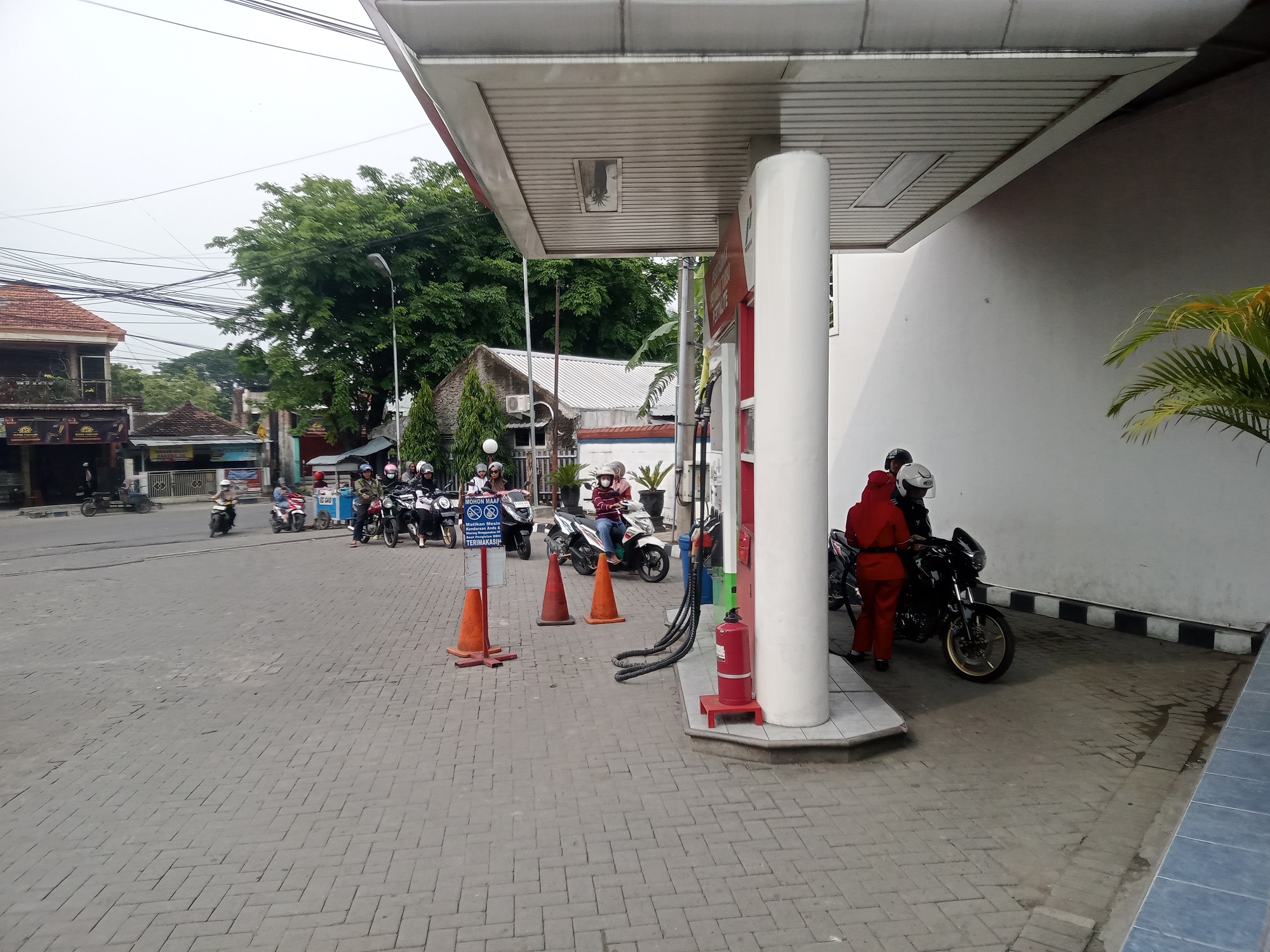 PERTAMINA: Puluhan motor sedang mengantre di SPBU Jetak, Bojonegoro untuk mengisi Pertalite.