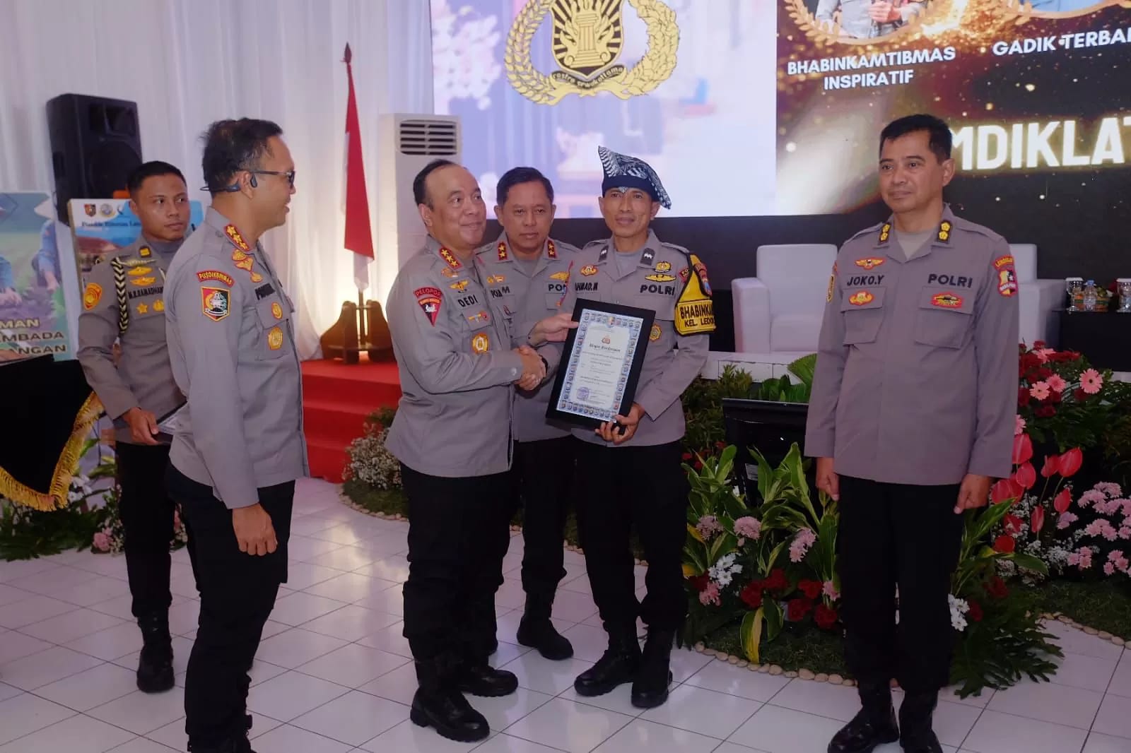 PRESTASI: Aipda Rahmad Muhajirin saat menerima penghargaan dari Wakapolri.