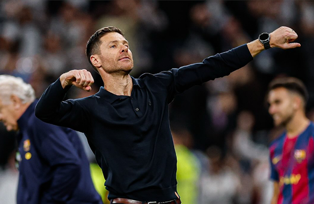 Xabi Alonso merayakan kemenangannya bersama Real Madrid atas Barcelona.