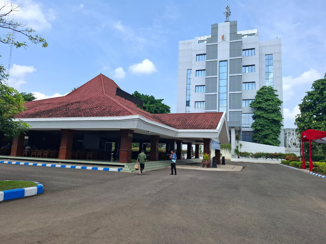 JADI SOROTAN: ASN sedang berada di sekitar Pendapa Malowopati dan Gedung Pemkab Bojonegoro, Bojonegoro menjadi sorotan nasional karena disebut menkeu serapan APBD lambat.