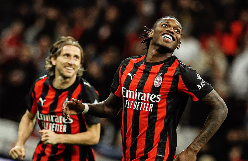 Rafael Leao dan Luka Modric berseragam AC Milan.