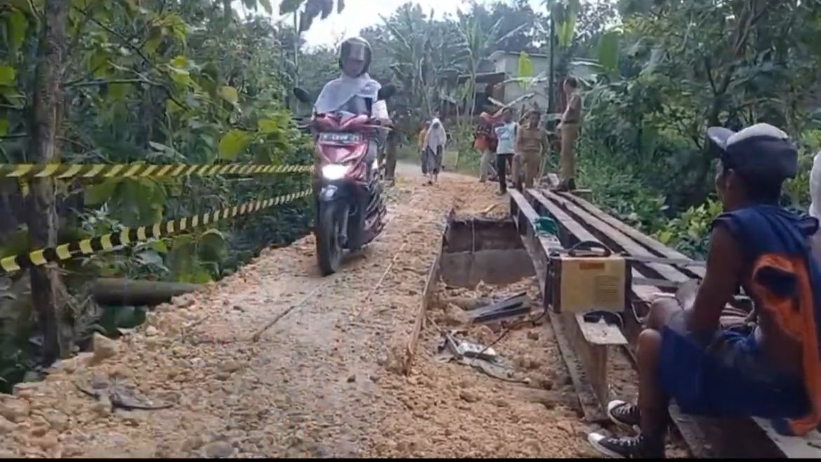AKSES TERSENDAT: Pasca ambrol, jembatan penghubung Desa Ketringan dan Desa Singonegoro, Kecamatan Jiken hanya bisa dilewati kendaraan roda dua.