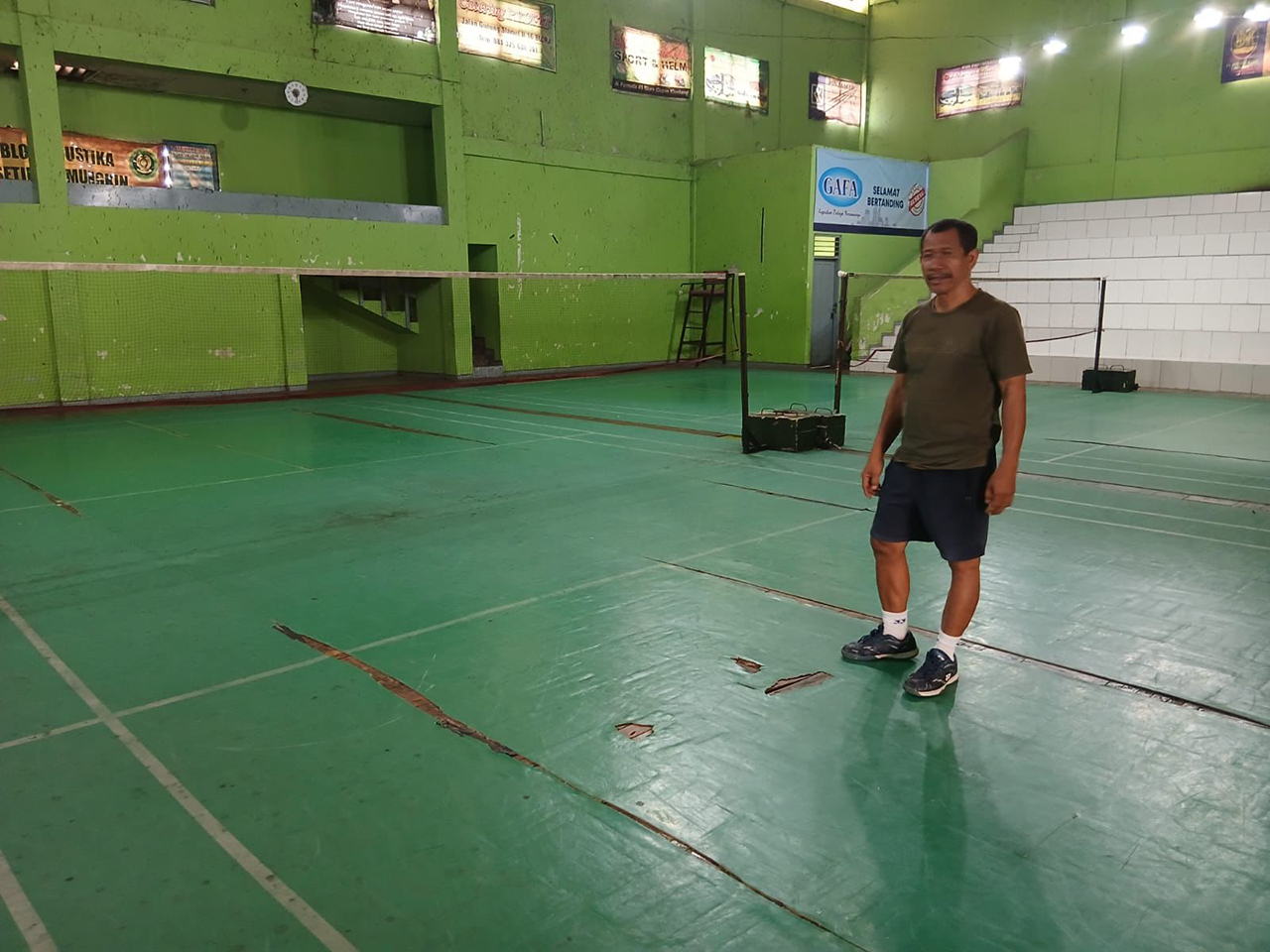 TIDAK LAYAK: Kondisi lapangan bulutangkis di GOR Kolonel Sunandar sudah tidak layak dan bisa membahayakan orang yang latihan.