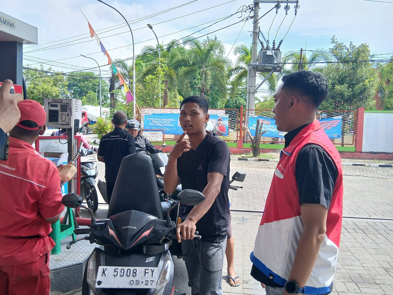 PERTALITE: Antrean para pengendara motor hendak mengisi Pertalite di SPBU Blora.