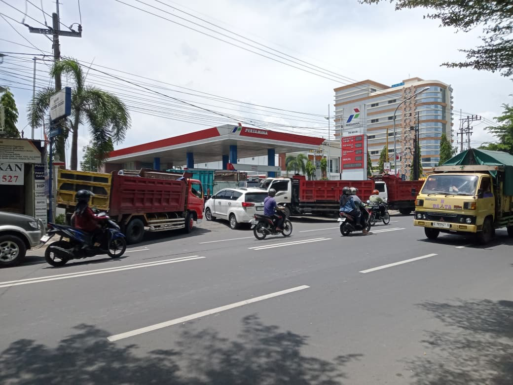 ANTRE SOLAR: Antrean panjang truk dan kendaraan lain sedang menungggu giliran pengisian solar. Warga berharap Pertamina meningkatkan pelayanan hingga tidak terjadi antrean.