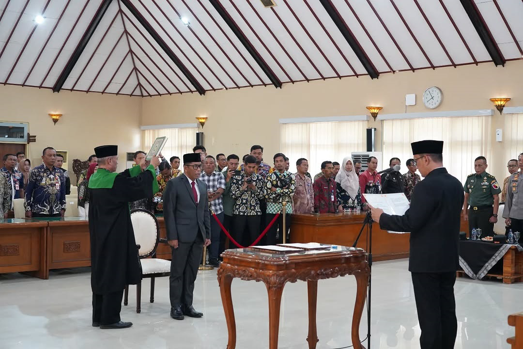 PENGAMBILAN SUMPAH: Sekda Bojonegoro Edi Susanto saat pengambilan sumpah dan jabatan di depan Bupati Bojonegoro Setyo Wahono kemarin (30/10)
