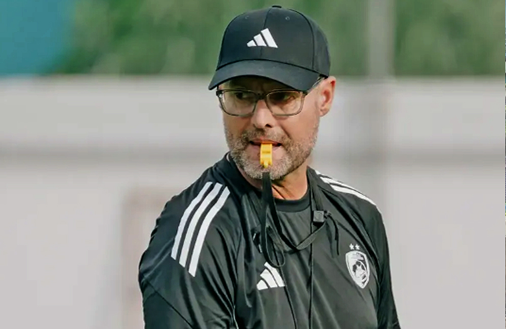 Tomas Trucha, ketika memimpin PSM latihan perdana. Langsung ingin rombak cara main?
