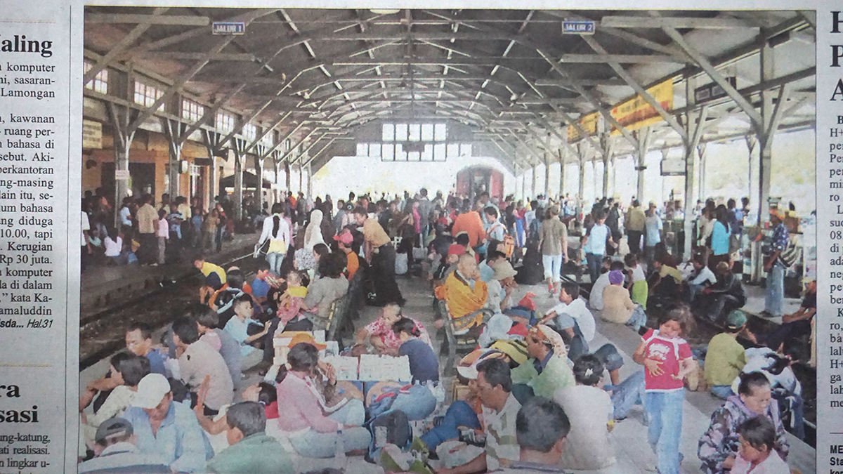 MEMBLUDAK: Penumpang kereta api saat di Stasiun Bojonegoro 2005 silam membludak, saat itu harga tiket Bojonegoro-Semarang hanya Rp 7 ribu.