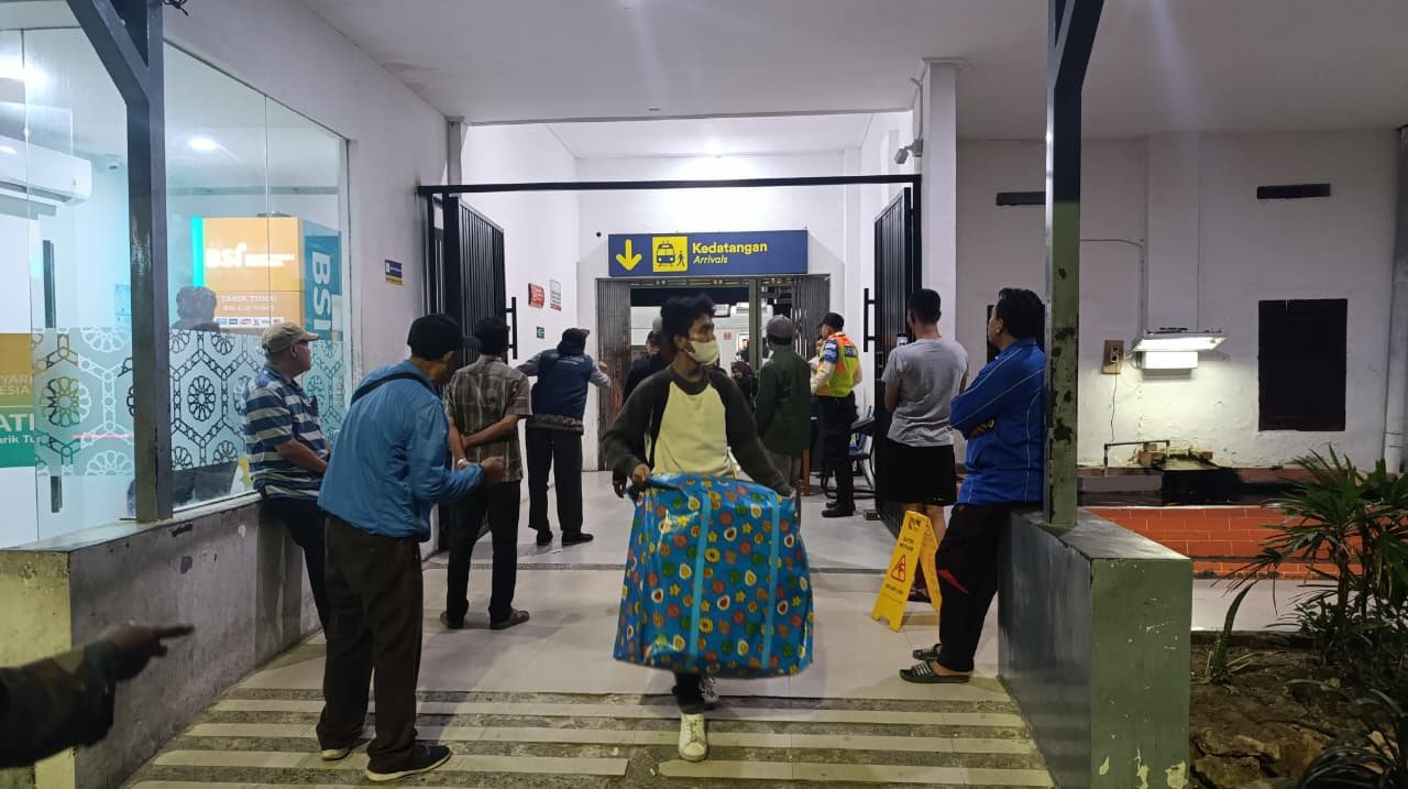 PENUMPANG KA: Penumpang KA saat tiba di Stasiun Bojonegoro, Berdasarkan data PT KAI Daop 8 Surabaya, Kamis (30/10) tercatat 782 pelanggan telah melakukan pembatalan tiket karena banjir.