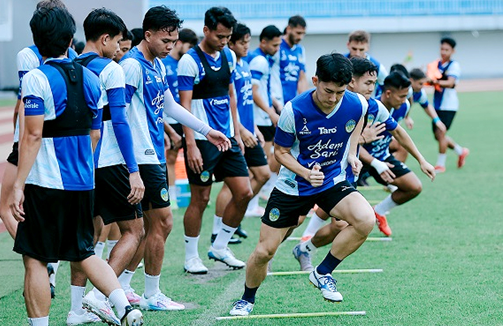 Skuad PSIM Yogyakarta ketika berlatih fisik di Stadion Sultan Agung, Bantul.