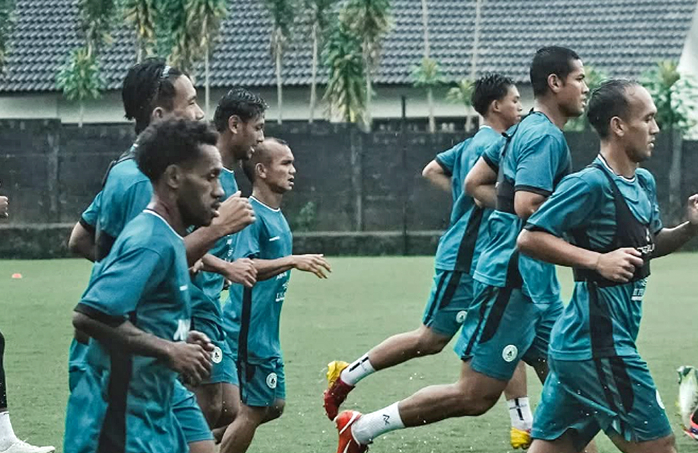 Skuad PSS Sleman ketika berlatih di tengah hujan.